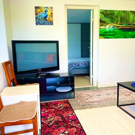 Cozy With Its Own Entrance In Mauseidvag Apartamento *